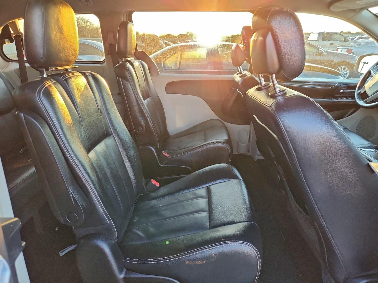 Lot #3315668785 2016 CHRYSLER TOWN & COU