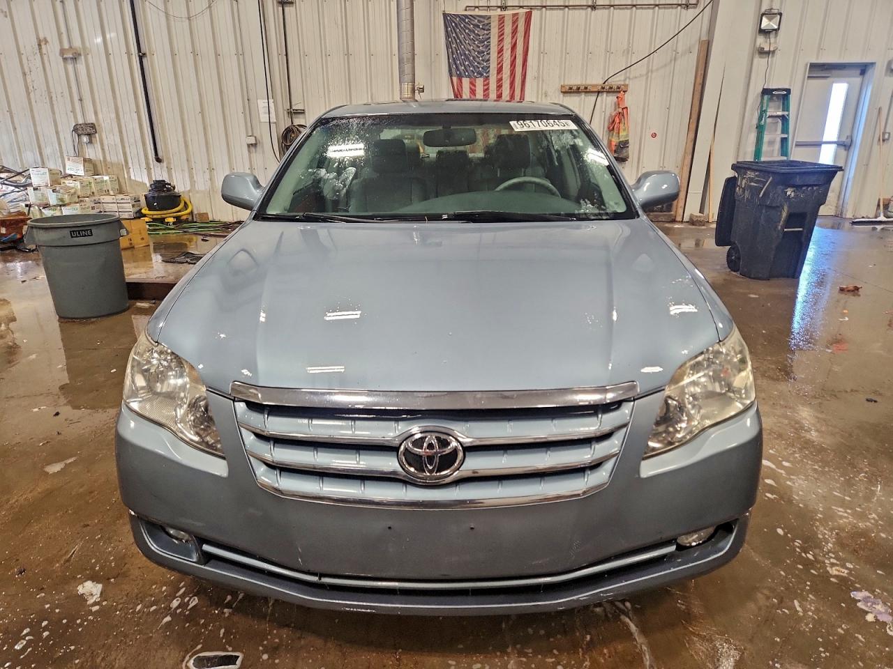 Lot #3316022822 2005 TOYOTA AVALON XL