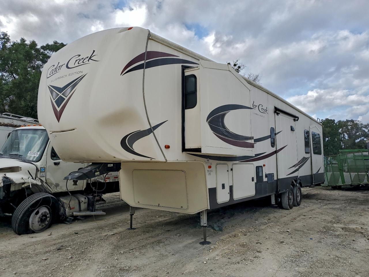 Lot #3303482906 2019 CEDAR CREEK 5TH WHEEL