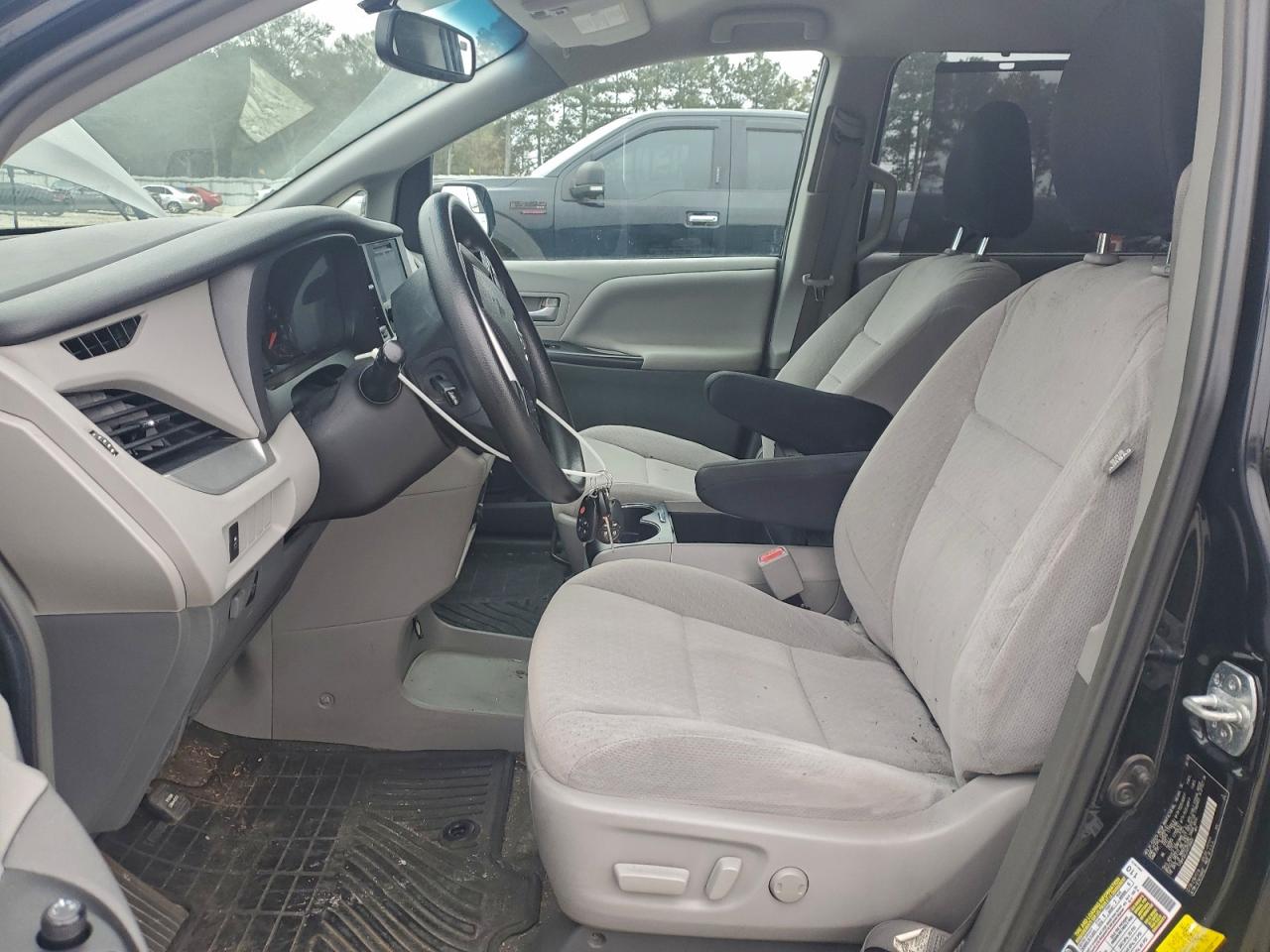 Lot #3305212021 2016 TOYOTA SIENNA LE