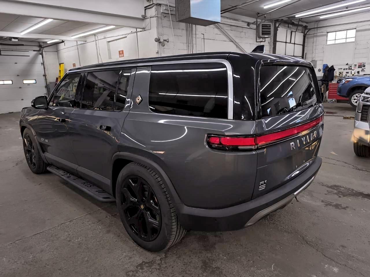 Lot #3318925949 2024 RIVIAN R1S ADVENT