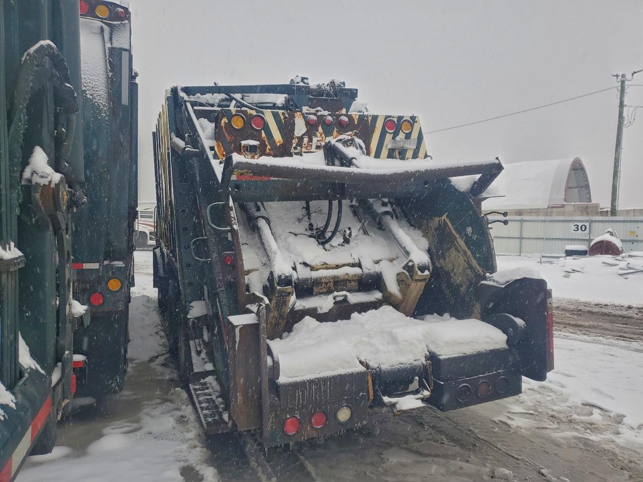 Lot #3304527441 2004 MACK 600 LE600