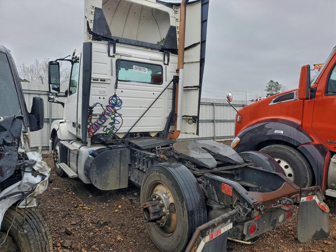 Lot #3304594441 2015 VOLVO VN VNL