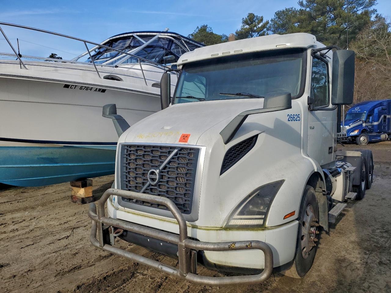 Lot #3318947918 2018 VOLVO VNR