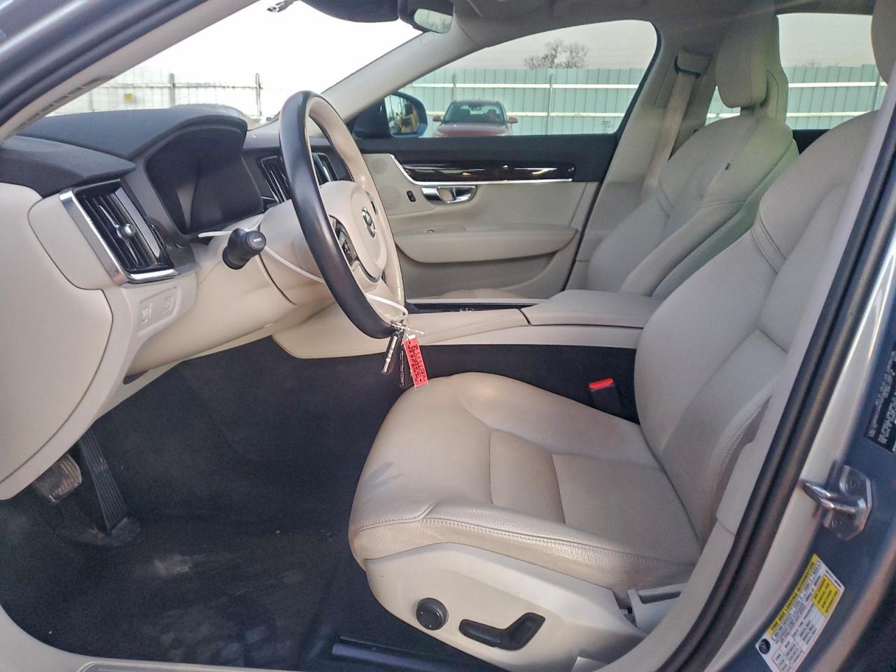 VOLVO S90 T5 MOMENTUM