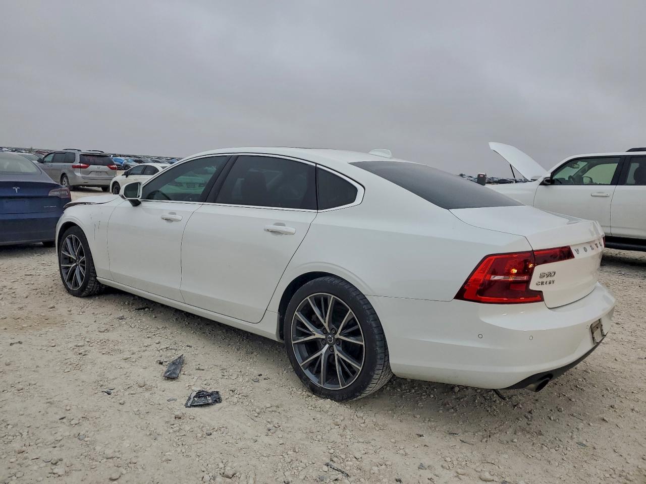 VOLVO S90 T5 MOMENTUM