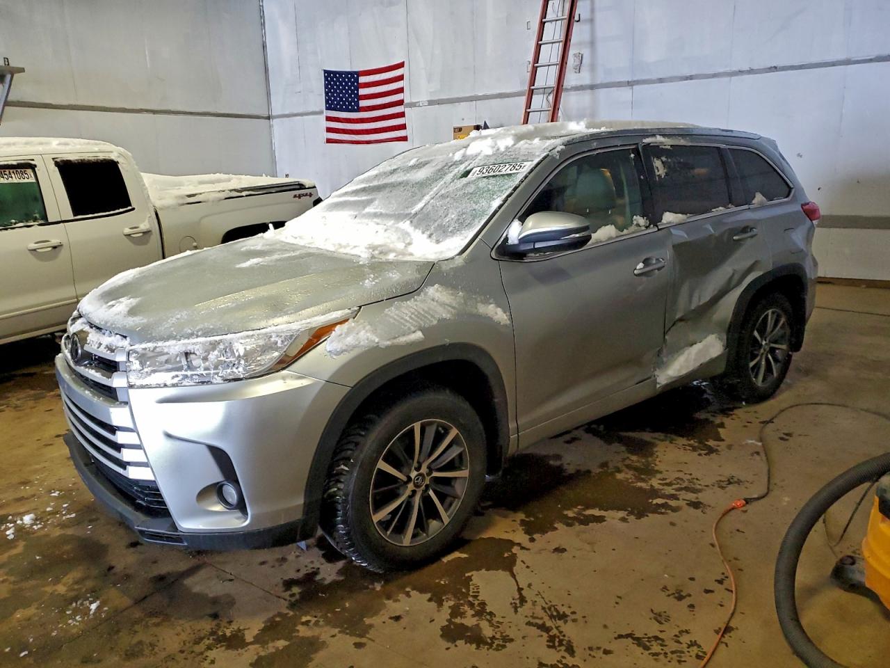 Lot #3302589765 2017 TOYOTA HIGHLANDER