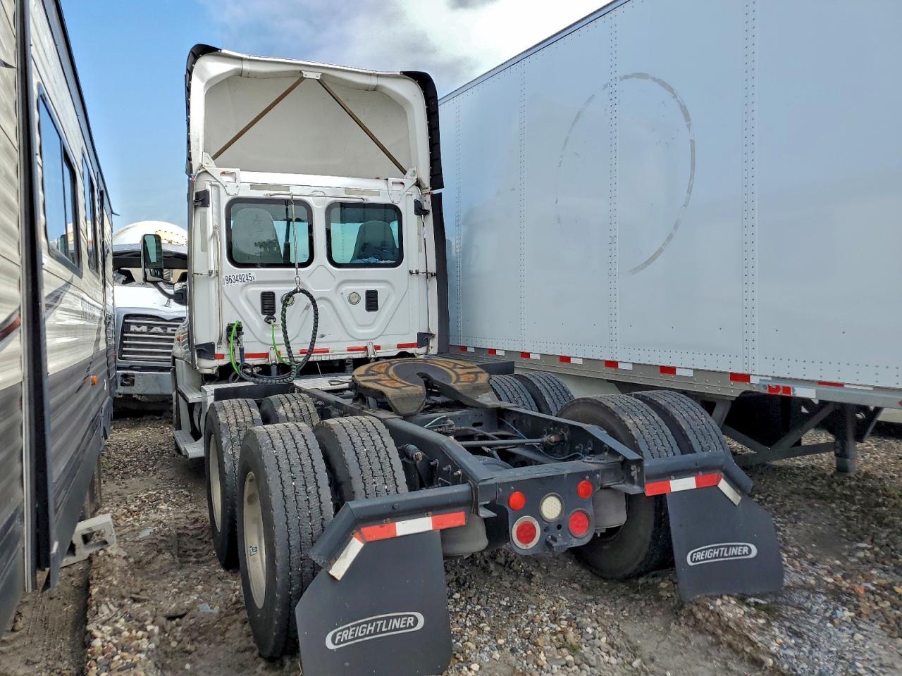Lot #3317761067 2016 FREIGHTLINER CASCADIA 1