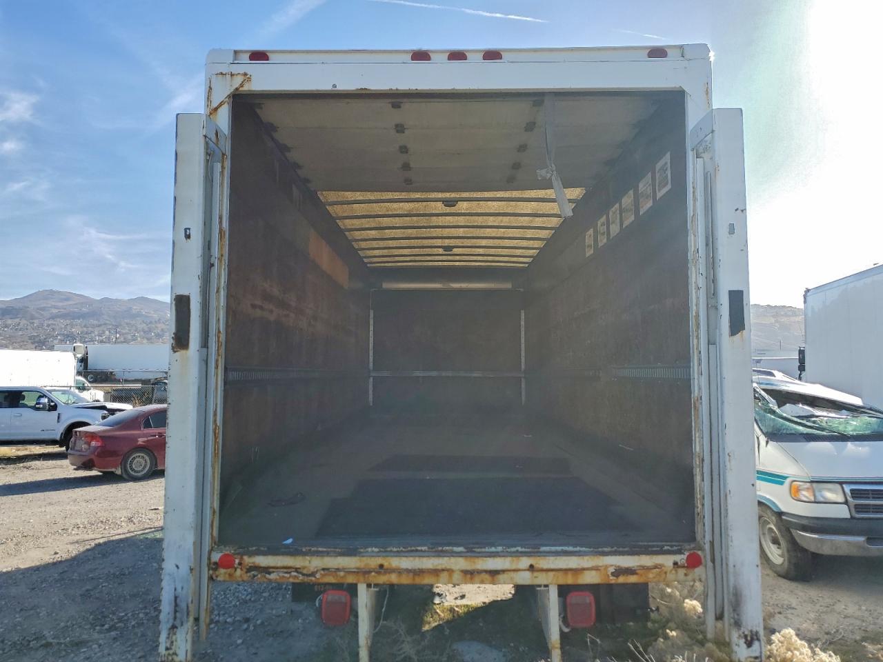 Lot #3316819412 2001 INTERNATIONAL 4000 4700