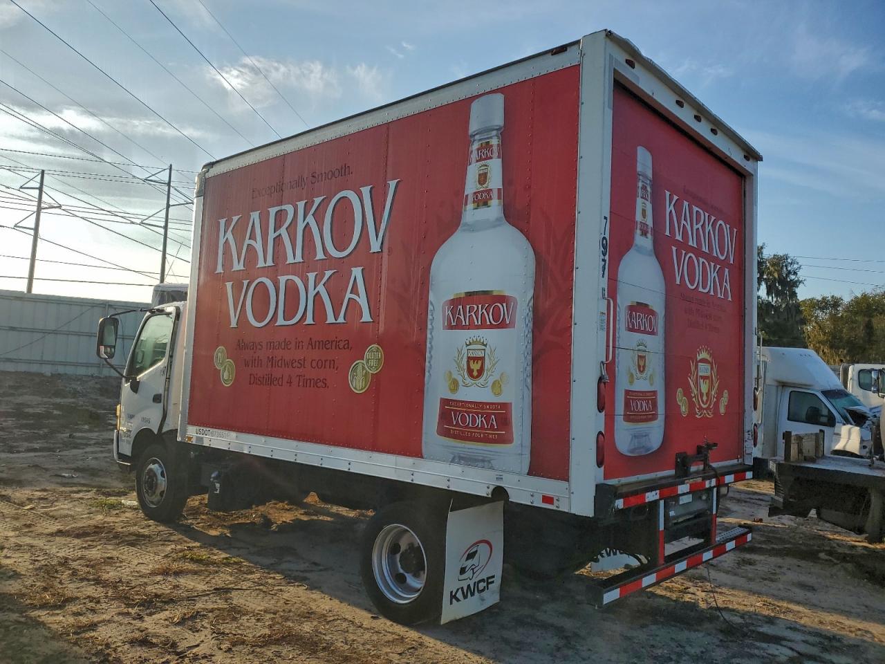 Lot #3304523442 2015 HINO 195