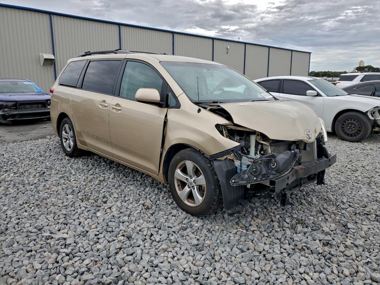 Lot #3301829380 2013 TOYOTA SIENNA LE