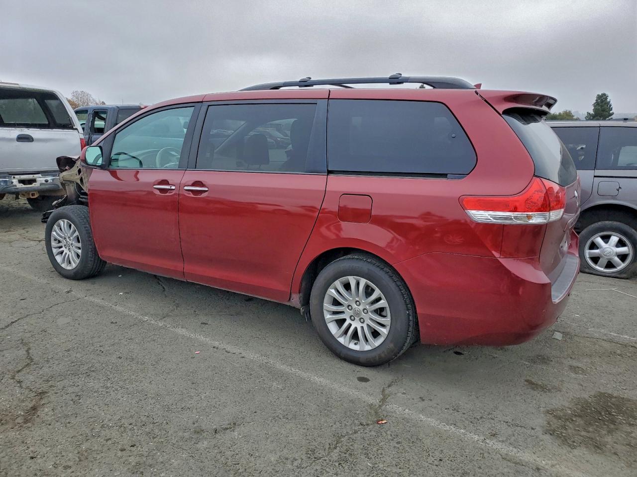 Lot #3311444344 2012 TOYOTA SIENNA XLE