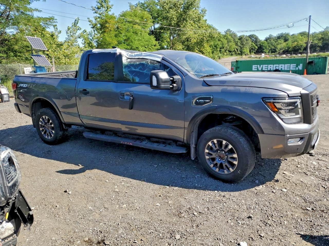 NISSAN TITAN SV