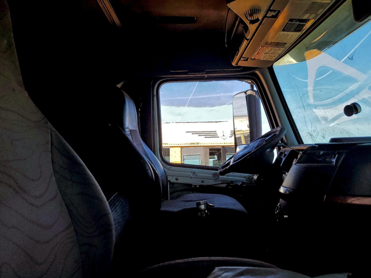 Lot #3311582796 2005 VOLVO VNL