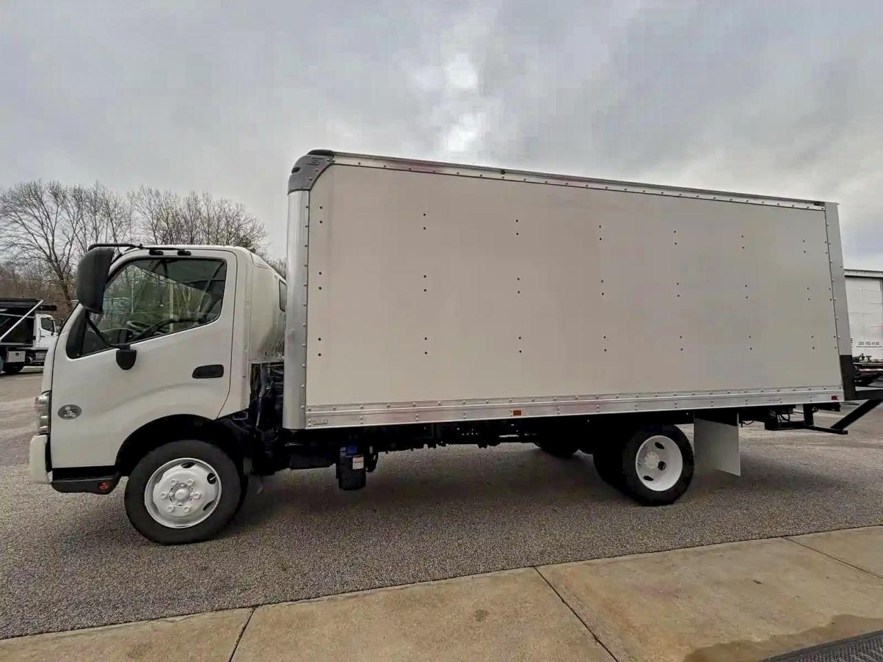 Lot #3316737446 2019 HINO 195