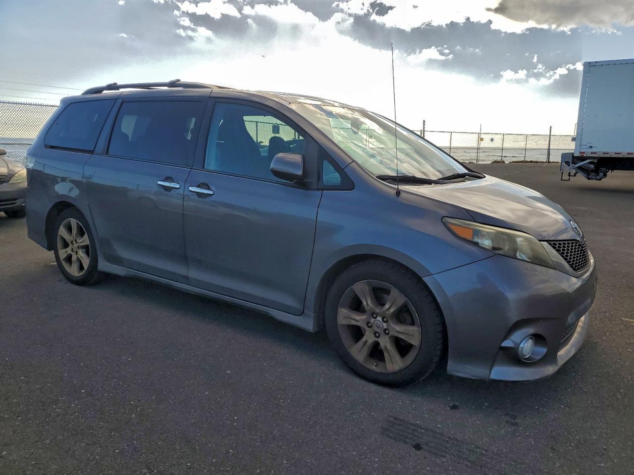 TOYOTA SIENNA SPORT