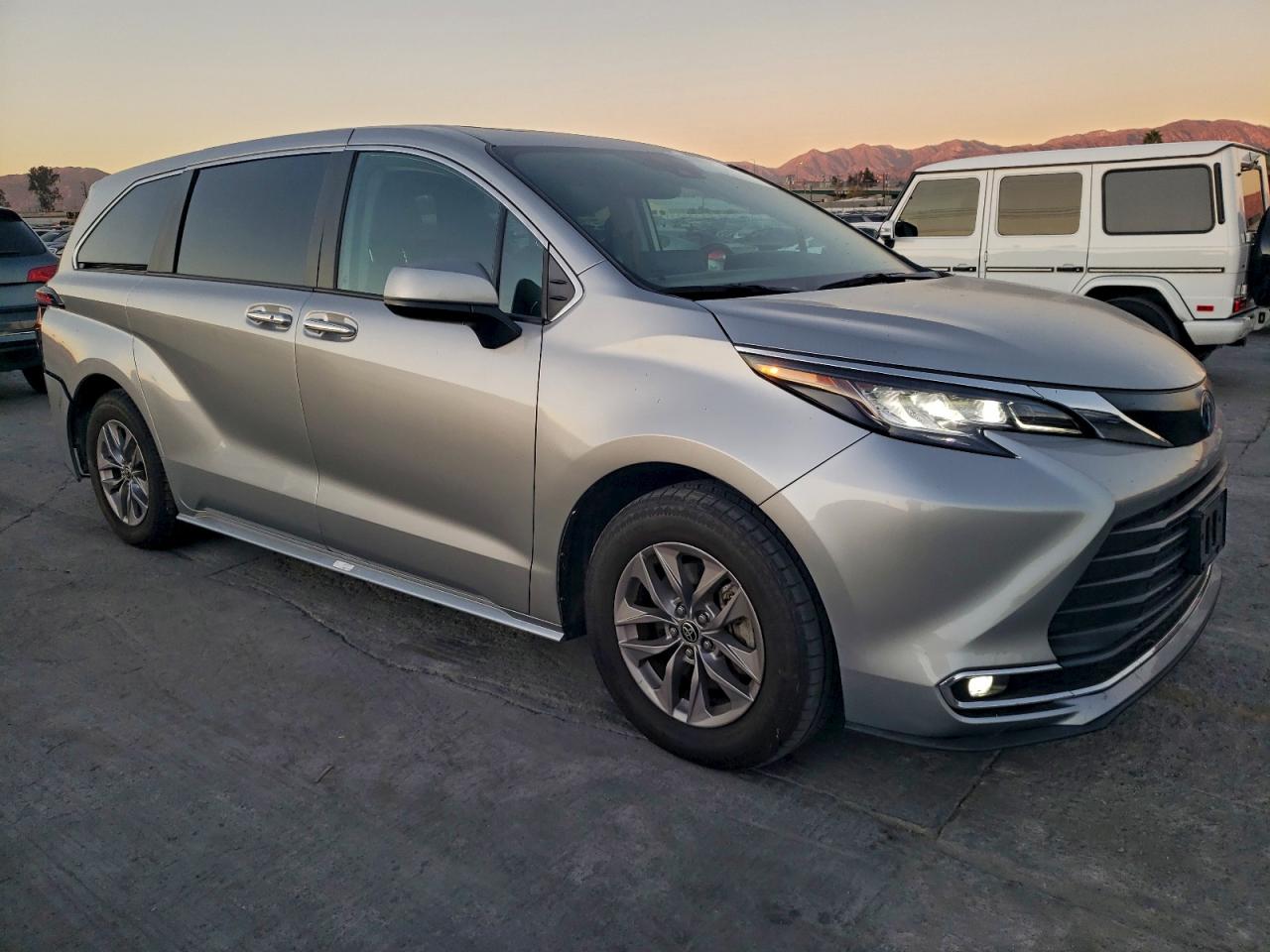 TOYOTA SIENNA XLE