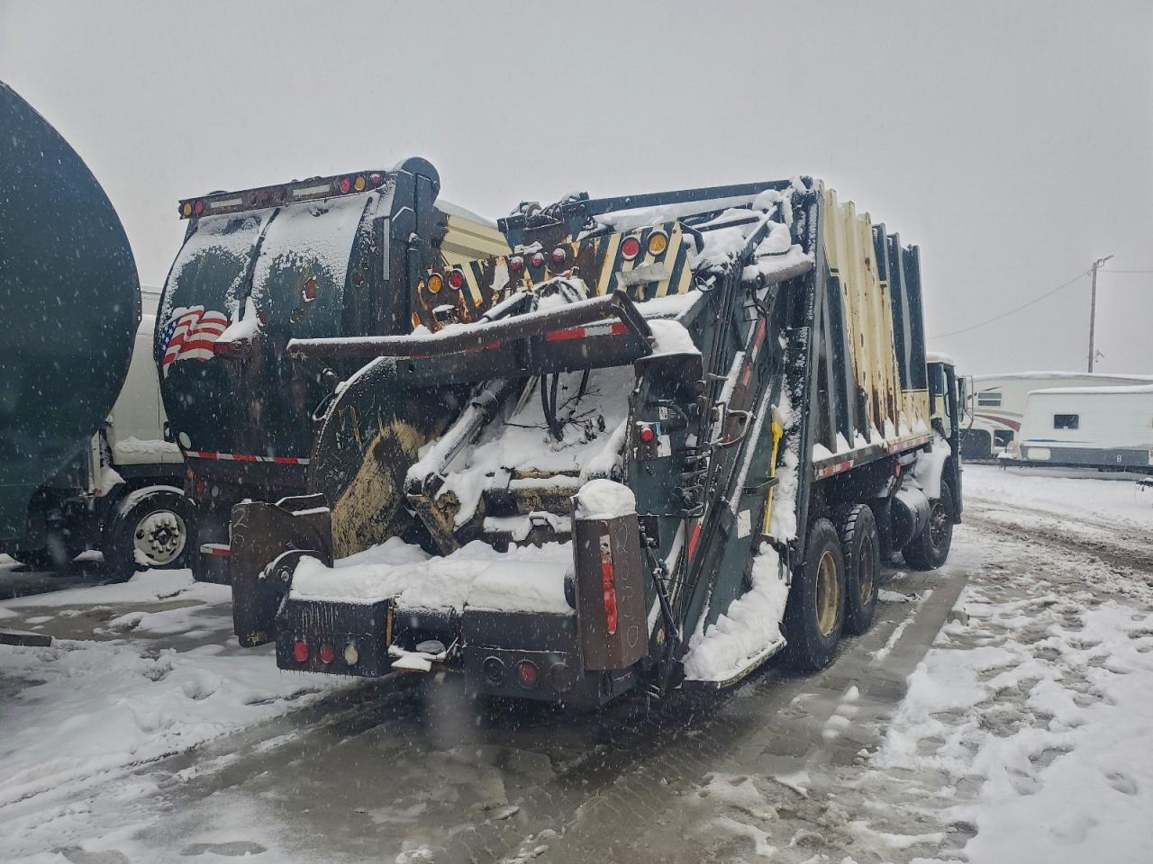 Lot #3304527441 2004 MACK 600 LE600