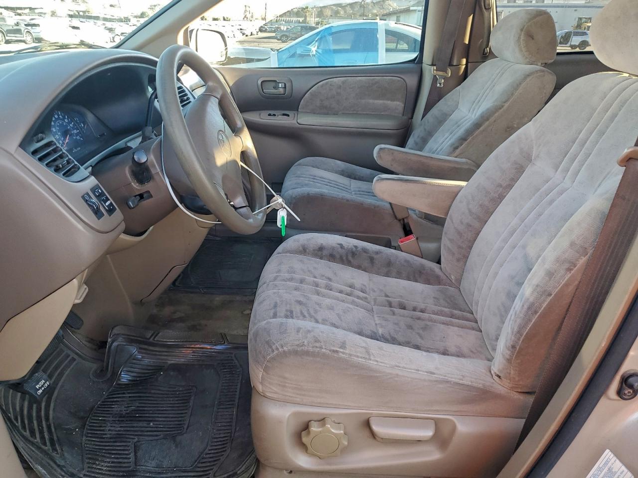 Lot #3311724219 2002 TOYOTA SIENNA LE