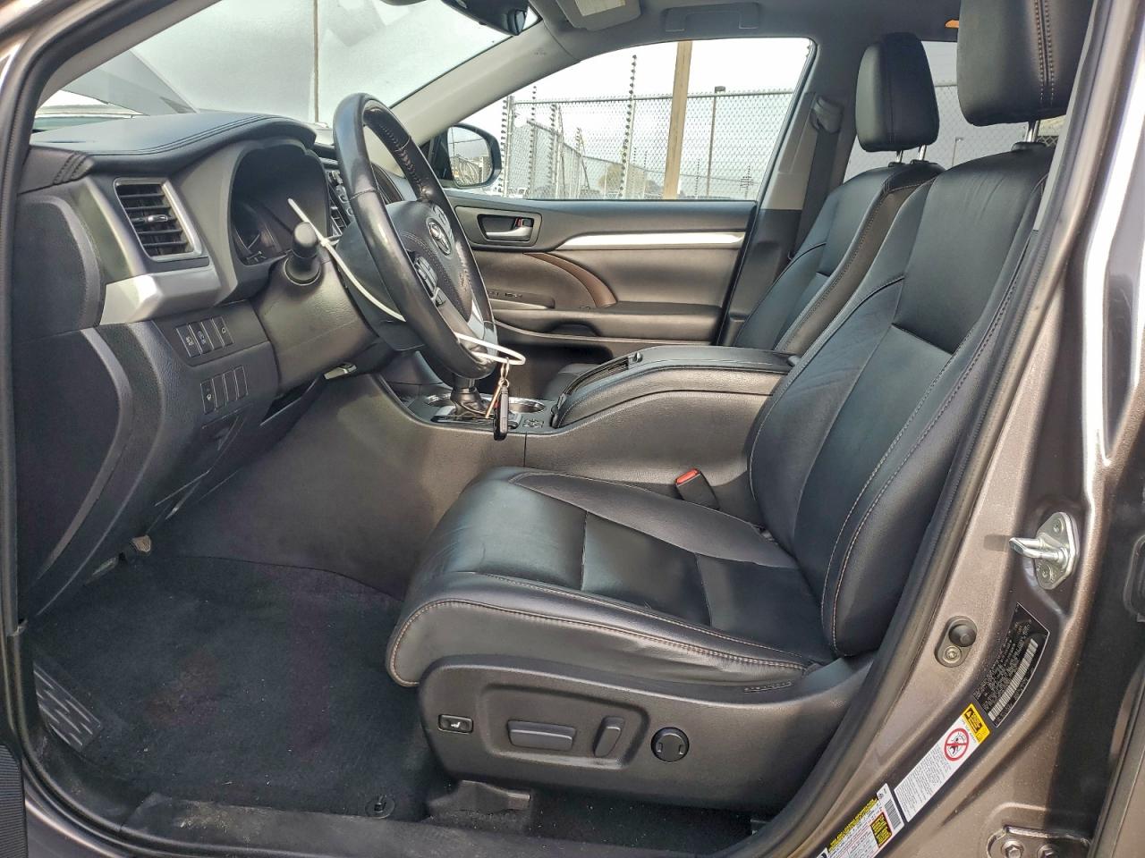 Lot #3315718357 2019 TOYOTA HIGHLANDER SE