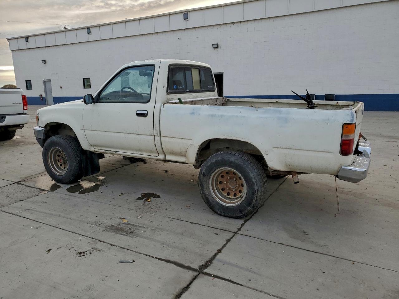 Lot #3304935563 1989 TOYOTA PICKUP 1/2