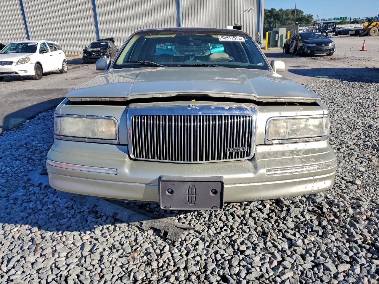 Lot #3315978118 1997 LINCOLN TOWN CAR S
