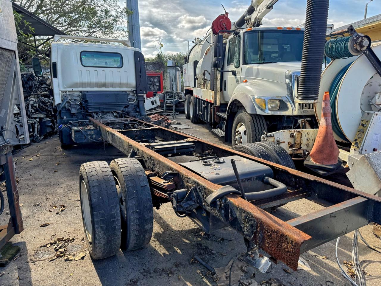 Lot #3305210016 2014 ISUZU NRR