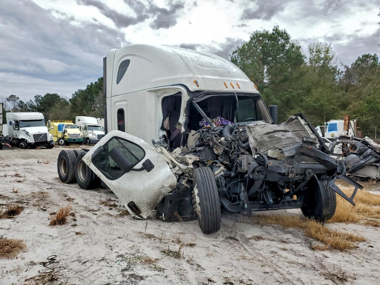 Lot #3309242618 2017 FREIGHTLINER CASCADIA 1