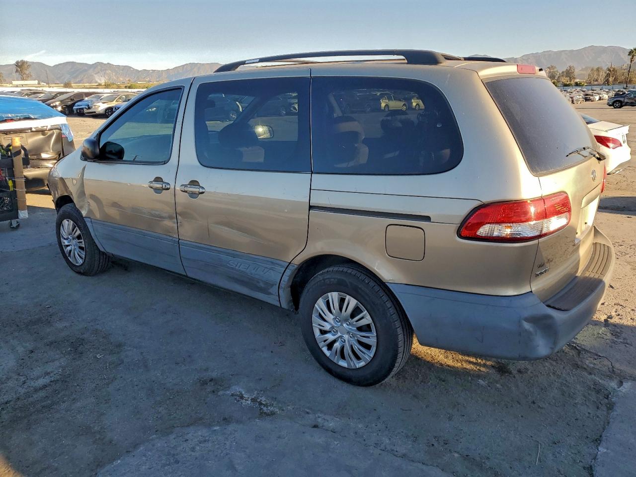 Lot #3311724219 2002 TOYOTA SIENNA LE