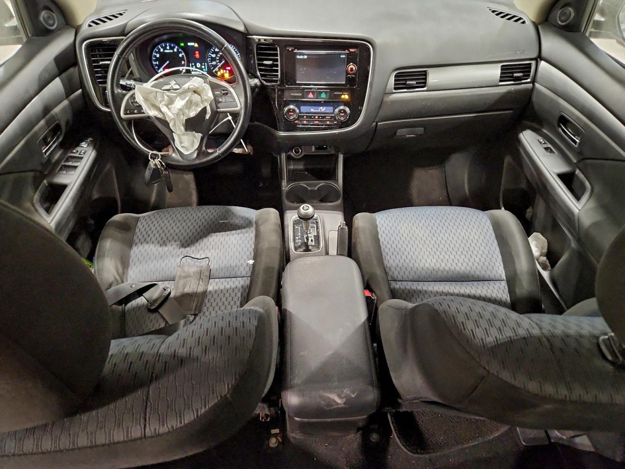 MITSUBISHI OUTLANDER SE