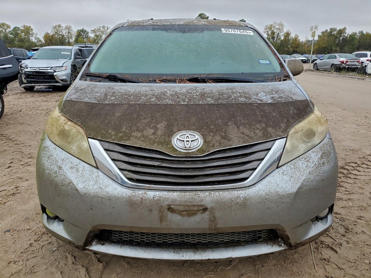 Lot #3310468085 2011 TOYOTA SIENNA XLE