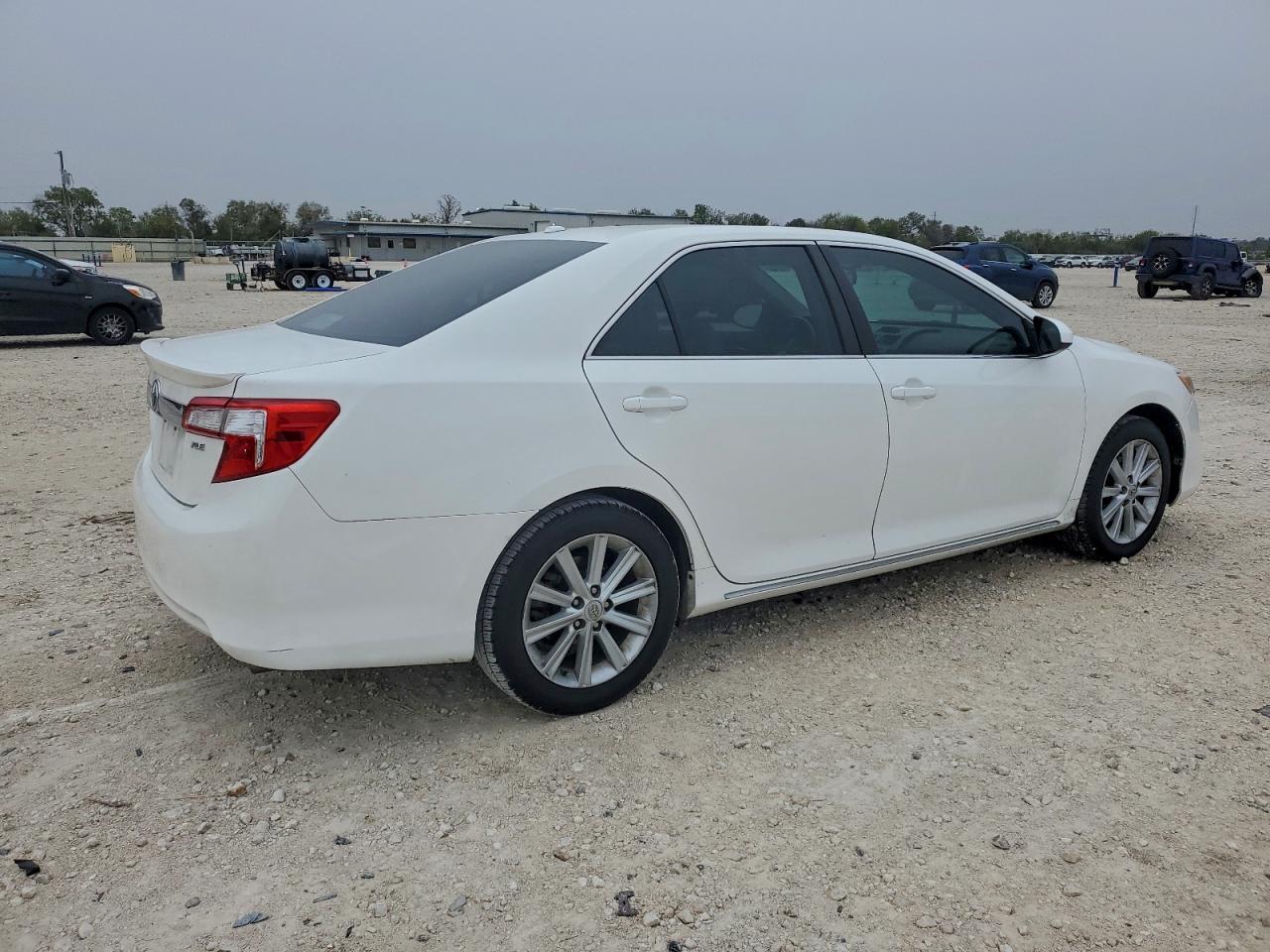 TOYOTA CAMRY BASE