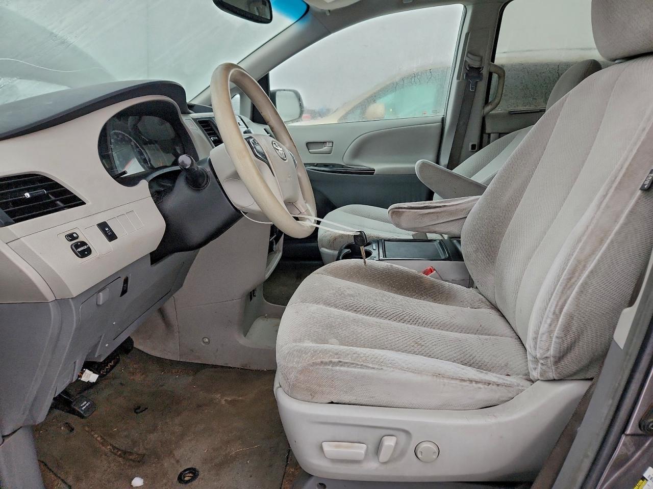 Lot #3316024785 2014 TOYOTA SIENNA LE