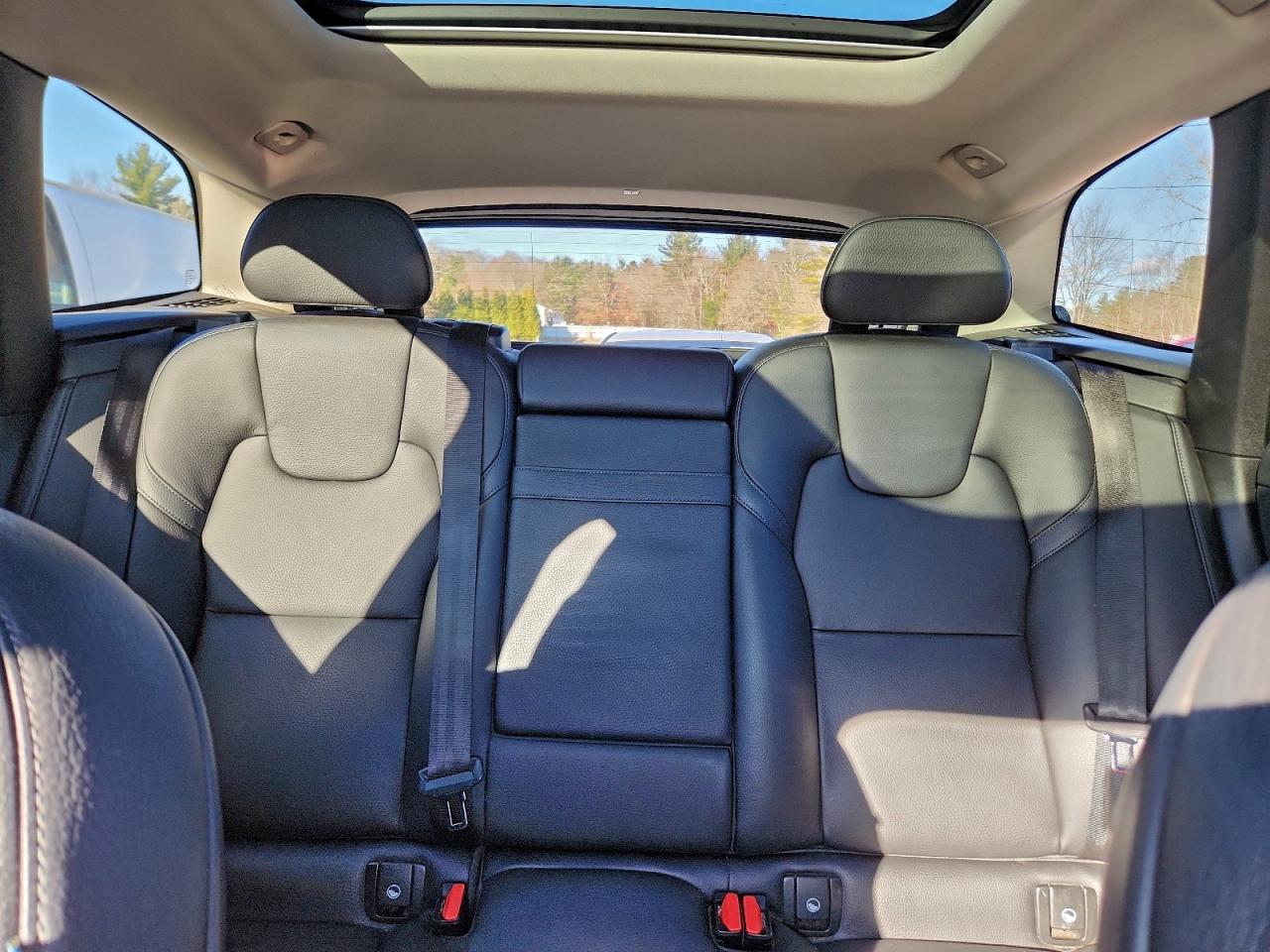 VOLVO XC60 T6 MOMENTUM