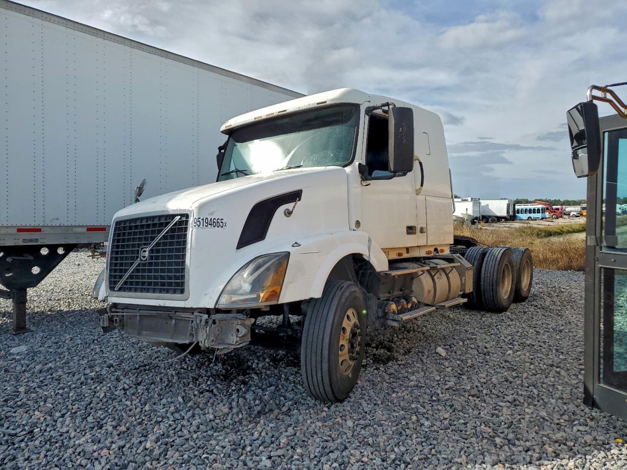 Lot #3311582796 2005 VOLVO VNL