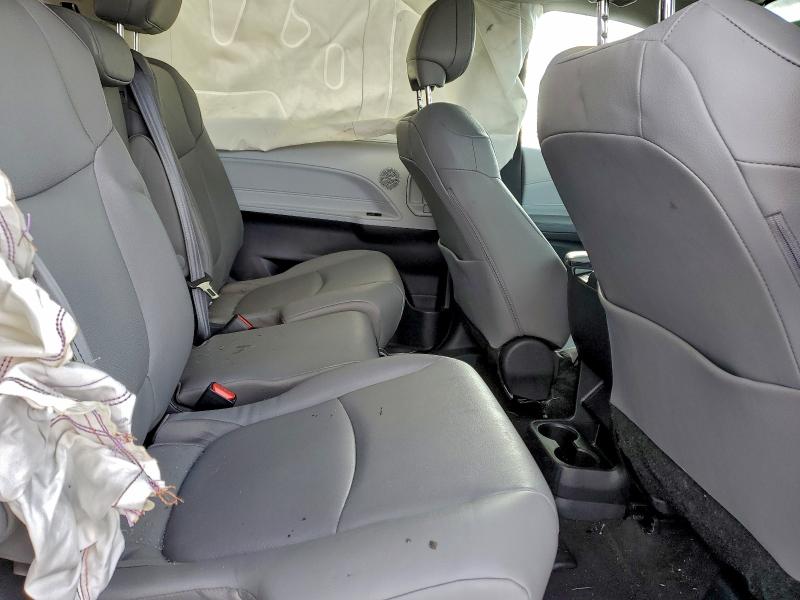 2025 TOYOTA SIENNA XLE #3312454655