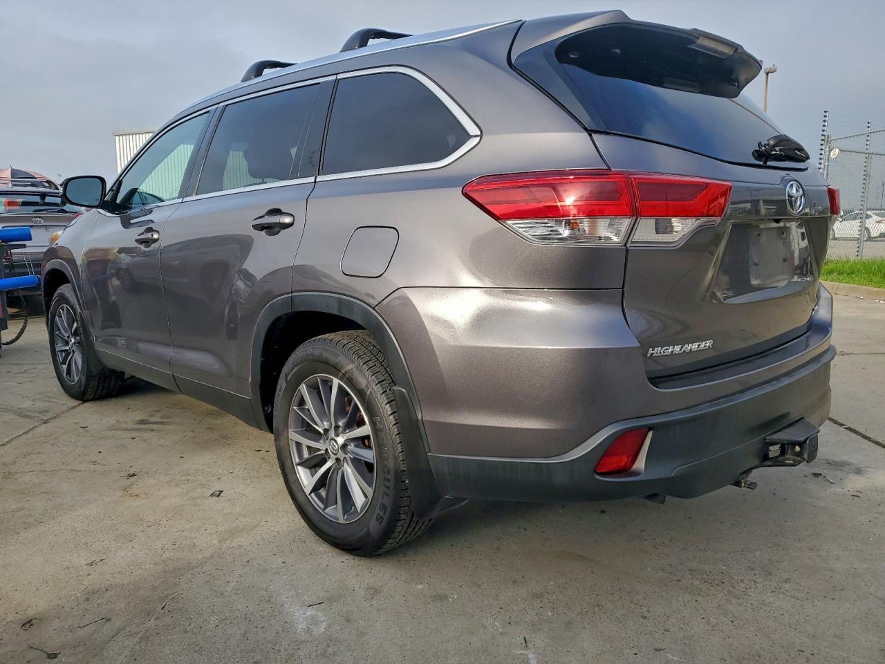 Lot #3315718357 2019 TOYOTA HIGHLANDER SE