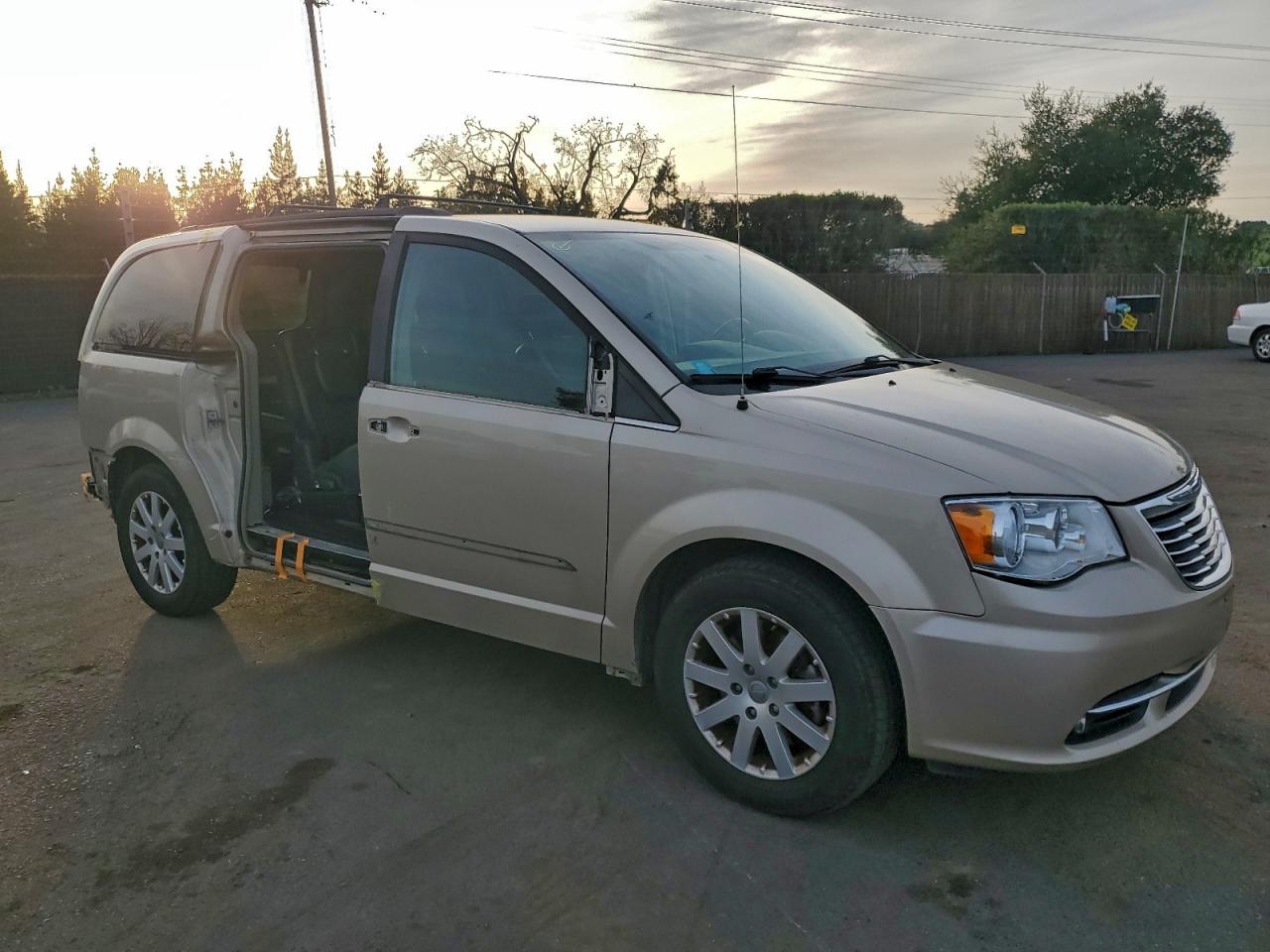 CHRYSLER TOWN & COUNTRY TOURING