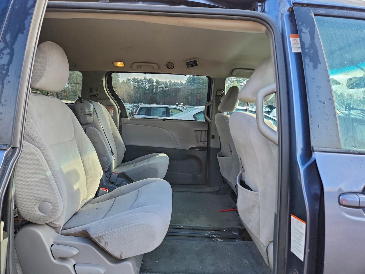 Lot #3304518449 2015 TOYOTA SIENNA LE