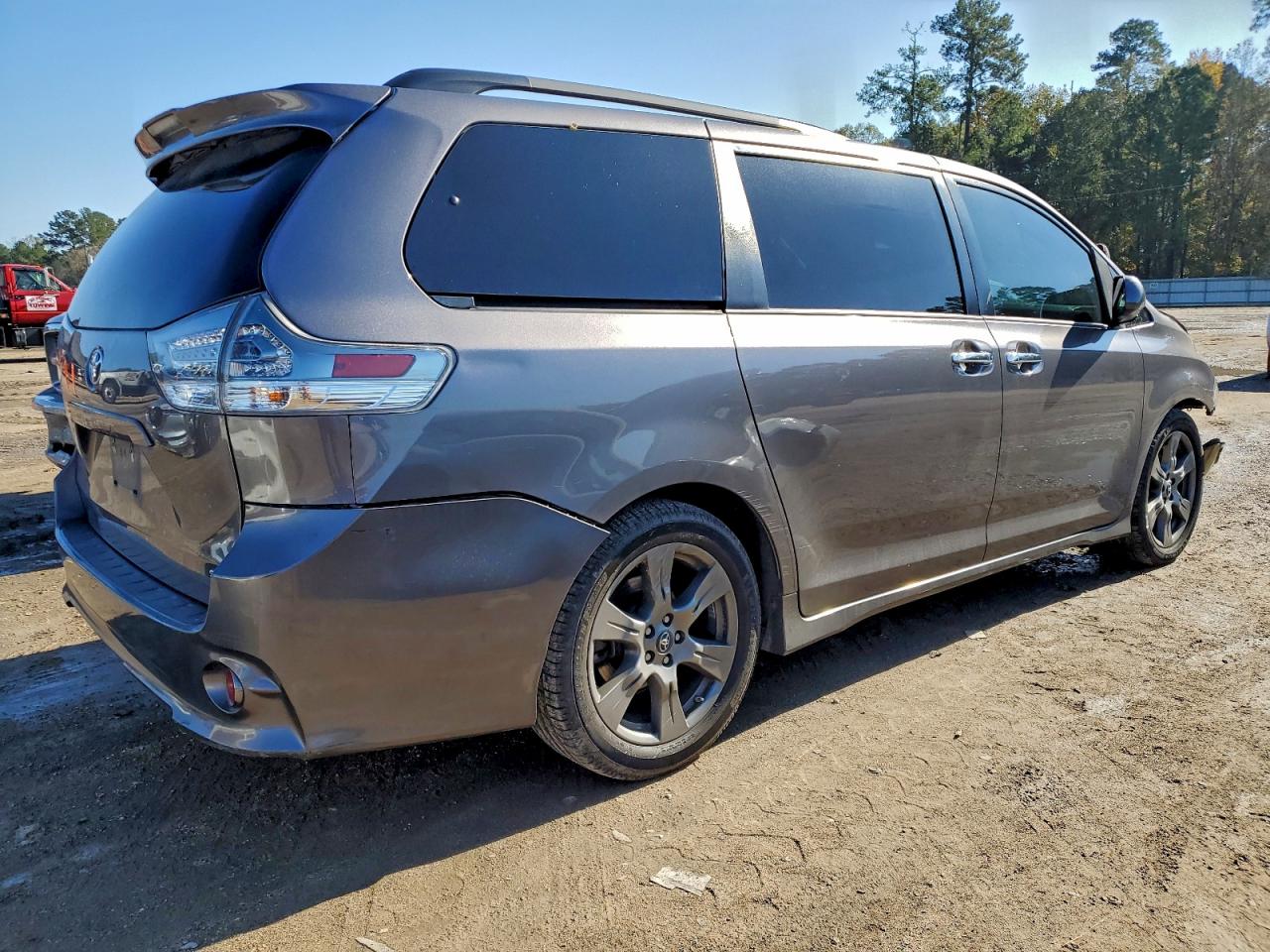 TOYOTA SIENNA SE