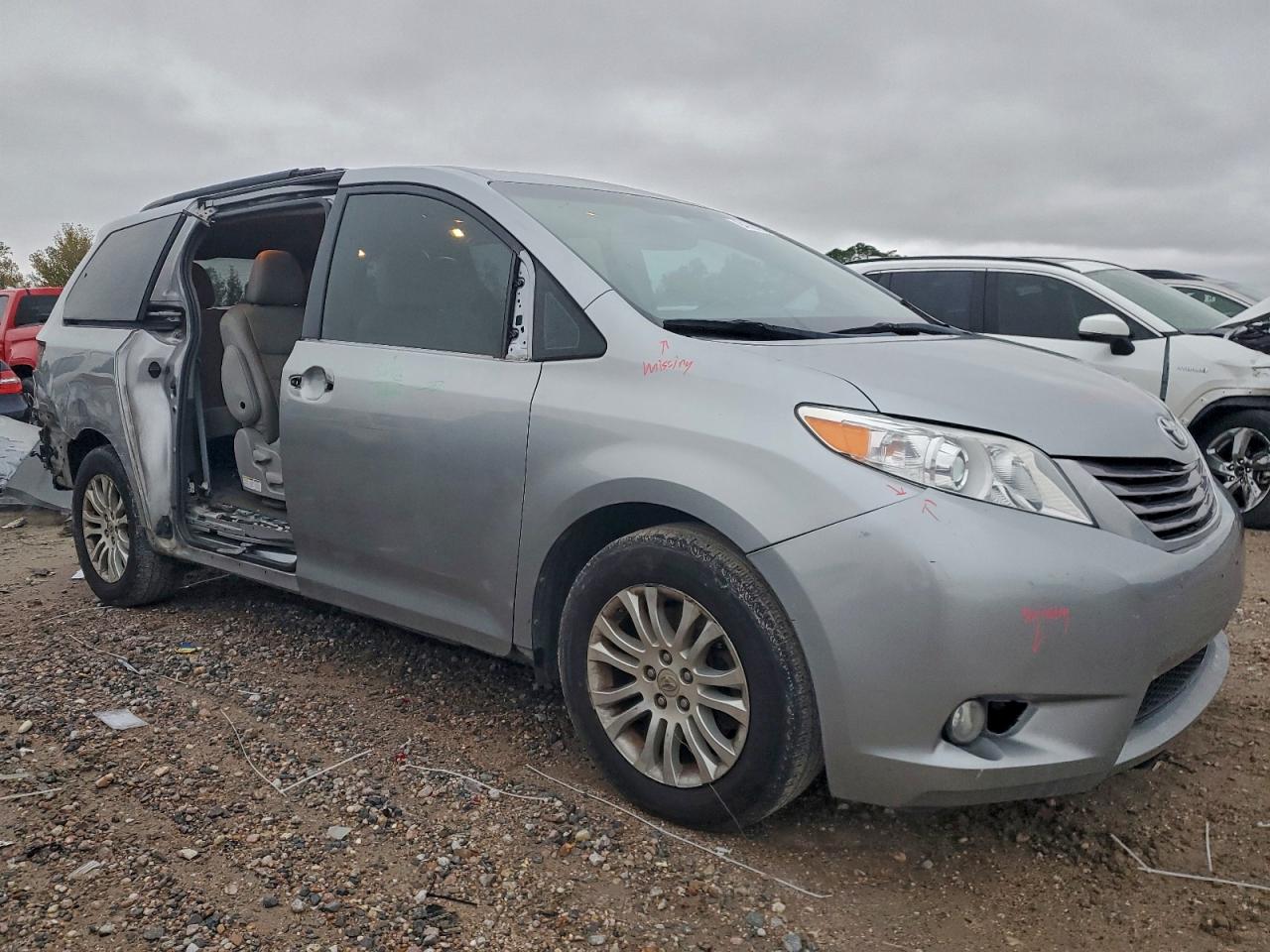 TOYOTA SIENNA XLE
