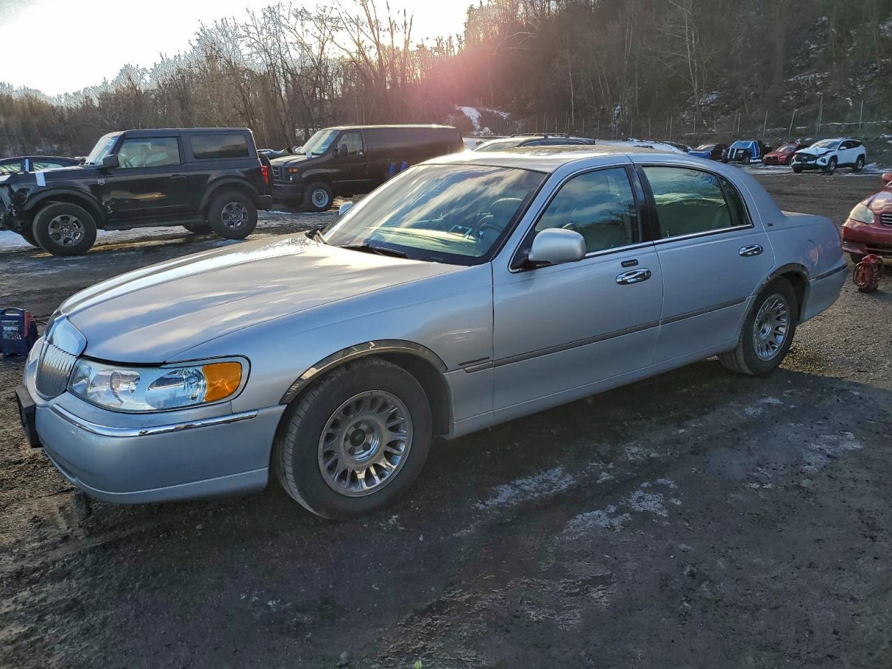 Lot #3317704092 2001 LINCOLN TOWN CAR C
