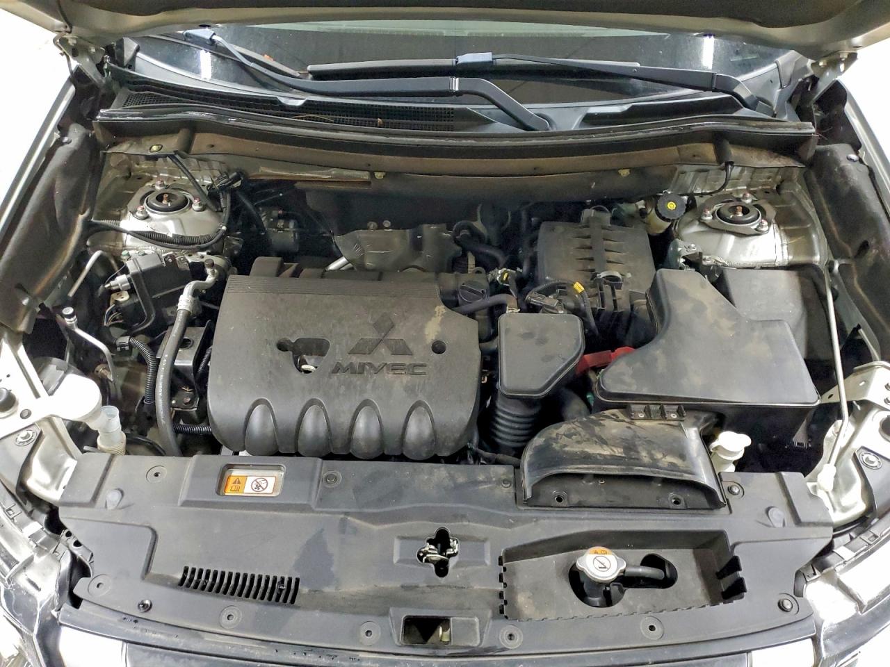 MITSUBISHI OUTLANDER SE