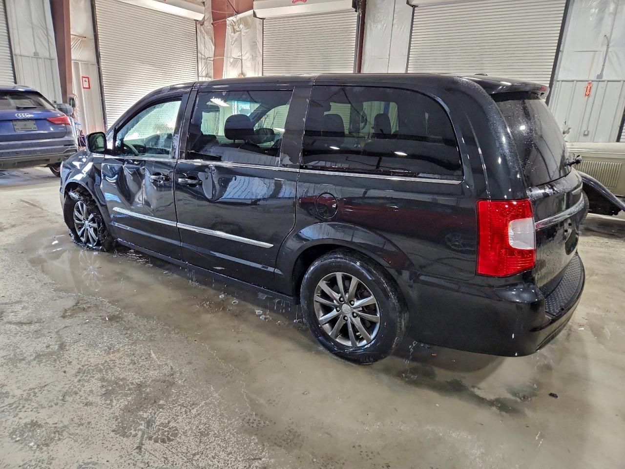 CHRYSLER TOWN & COUNTRY S