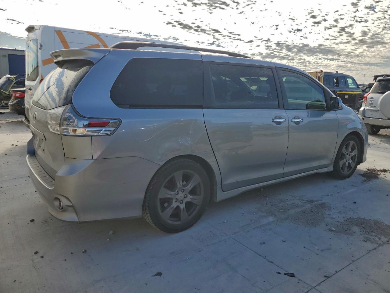 TOYOTA SIENNA SE