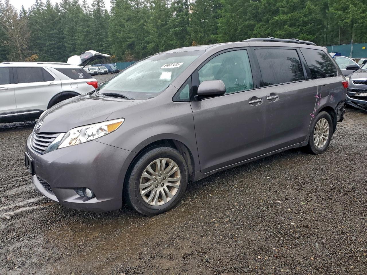 Lot #3316081270 2017 TOYOTA SIENNA XLE