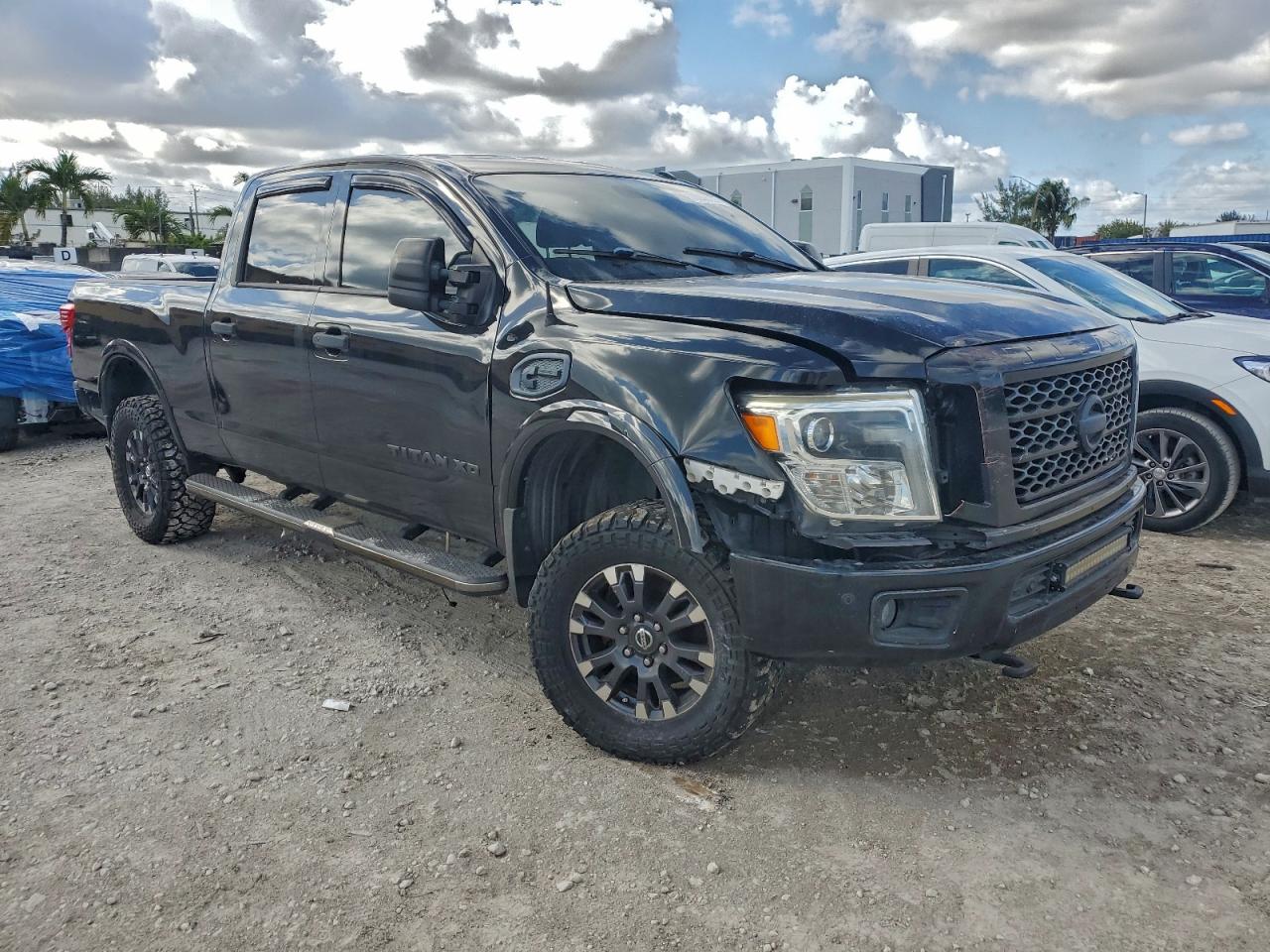 NISSAN TITAN SL