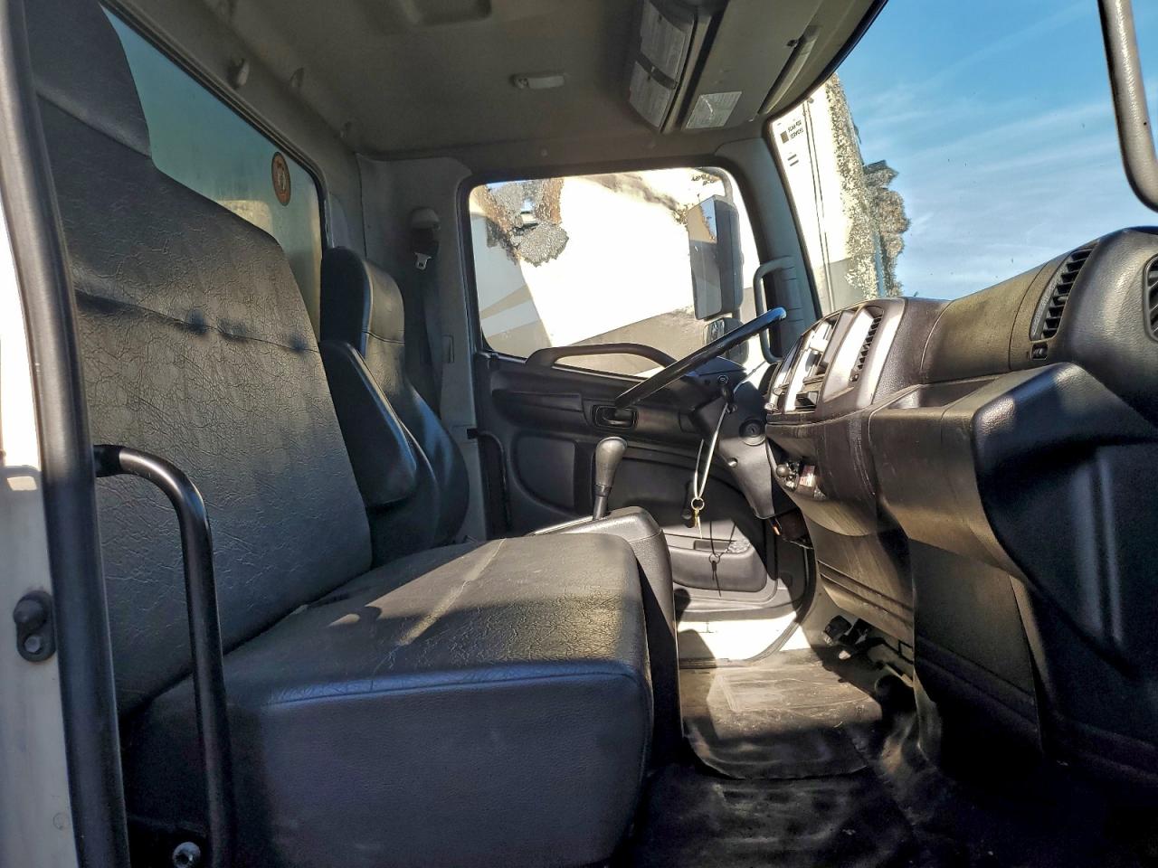 Lot #3305308318 2012 HINO 258/268