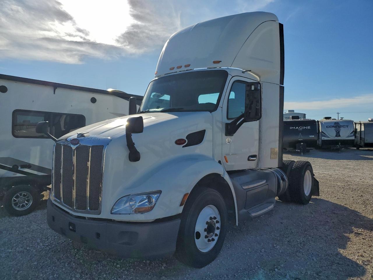 Lot #3315783368 2018 PETERBILT TRACTOR 579