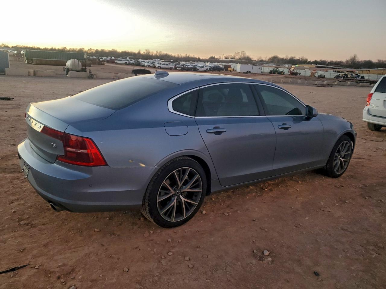 VOLVO S90 T5 MOMENTUM